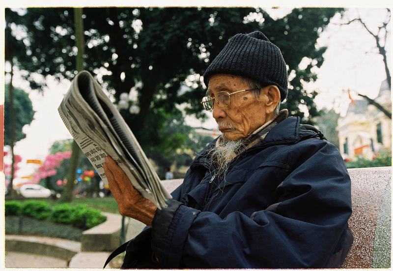 Um-velho-lendo-o-jornal