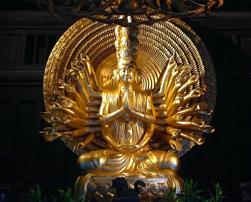 Estatua de Buda en la pagoda de Bai Dinh Vietnam