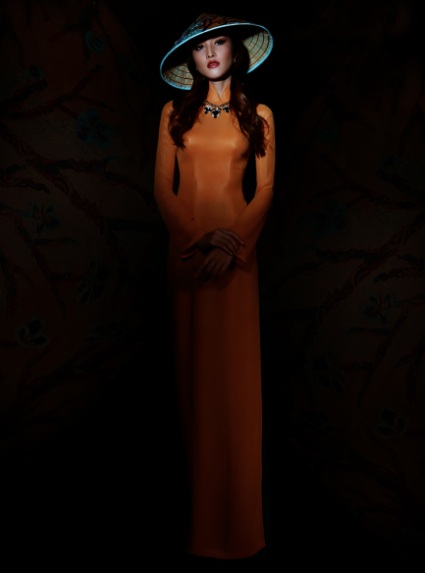 la-miss-avec-chapeau-conique-vietnamien