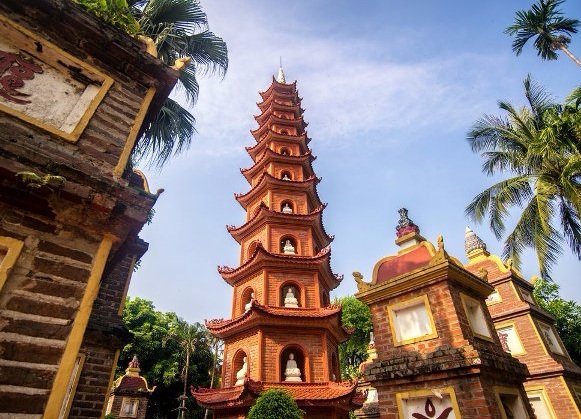 Around-tran-quoc-pagode-hanoi-vietnam