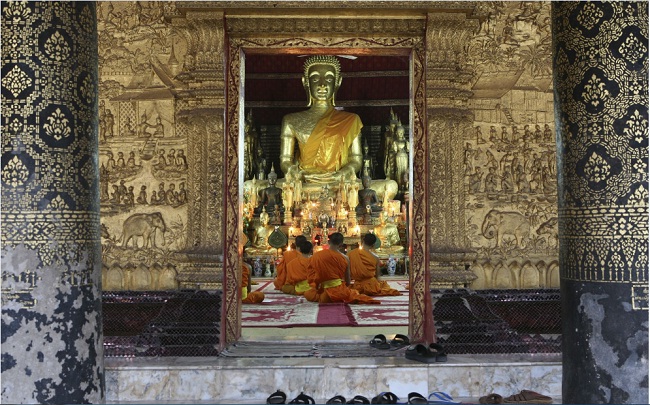 bonze-dans-la-pagode-au-laos