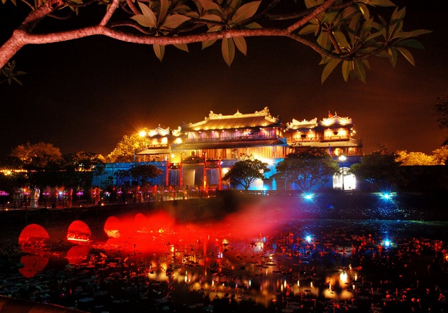 cite-imperiale-sous-les-lampes-colorees-hue-vietnam