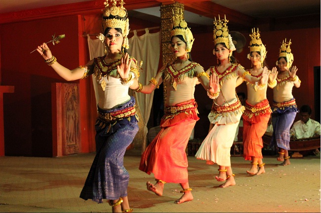 danse-traditionnelle-cambodgienne