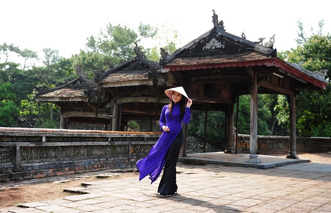 jeune-fille-vietnamienne-en-robe-traditionnelle