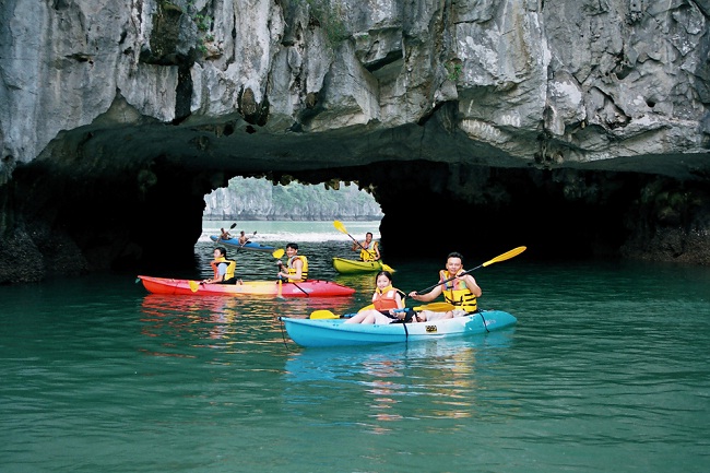 kayaking-a-halong-vietnam