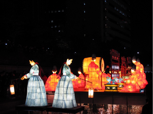 les-lampes-colorees-a-hoian-vietnam
