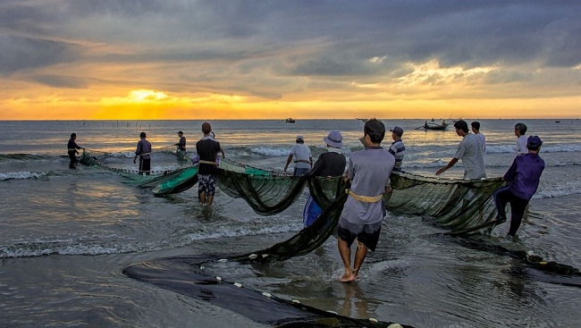 lever-su-soleil-sur-la-plage-mykhe-vietnam