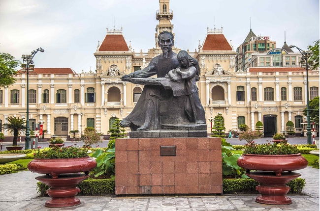 statue-de-hochiminh-saigon-vietnam