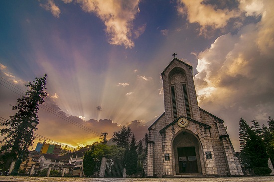 eglise-en-pierre-sapa