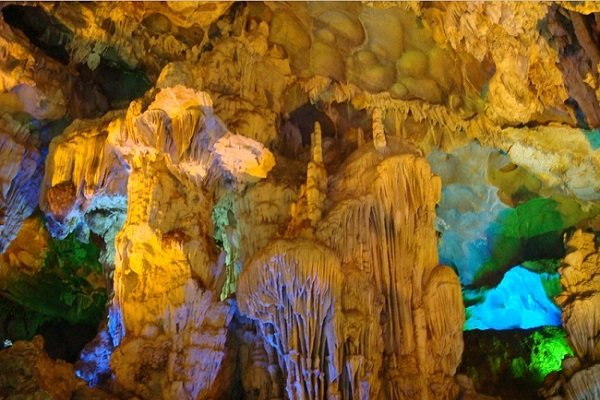 bela grutas caverna a halong vietnam