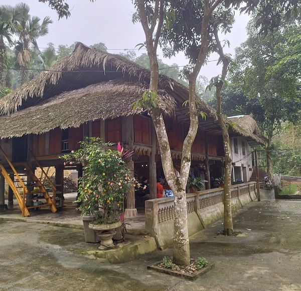 casa sobre palafitas no vietname
