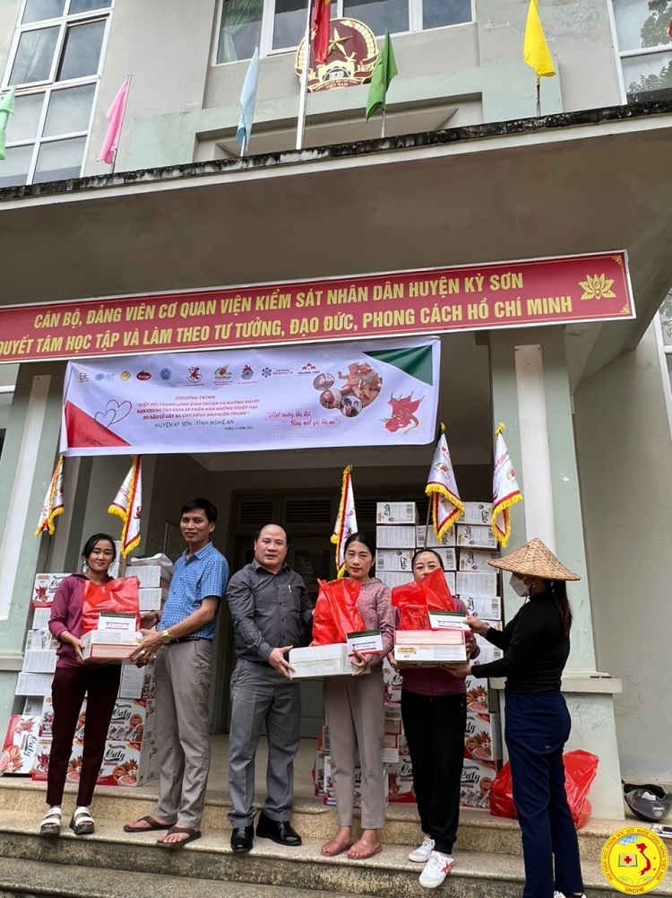 entrega de regalos a los afectados por las inundaciones en el distrito de ky son34 Participar no apoio às pessoas afetadas pelas inundações em Nghe An