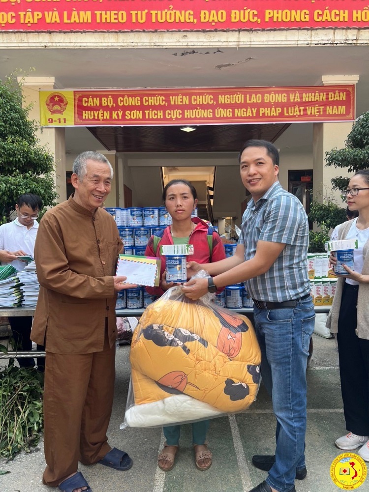 entrega de regalos a los afectados por las inundaciones en el distrito de ky son36 Participar no apoio às pessoas afetadas pelas inundações em Nghe An