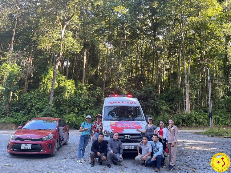 entrega de regalos a los afectados por las inundaciones en el distrito de ky son5 Participar no apoio às pessoas afetadas pelas inundações em Nghe An