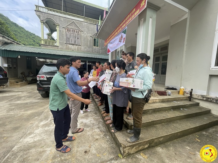 entrega de regalos a los afectados por las inundaciones en el distrito de ky son8 Participar no apoio às pessoas afetadas pelas inundações em Nghe An