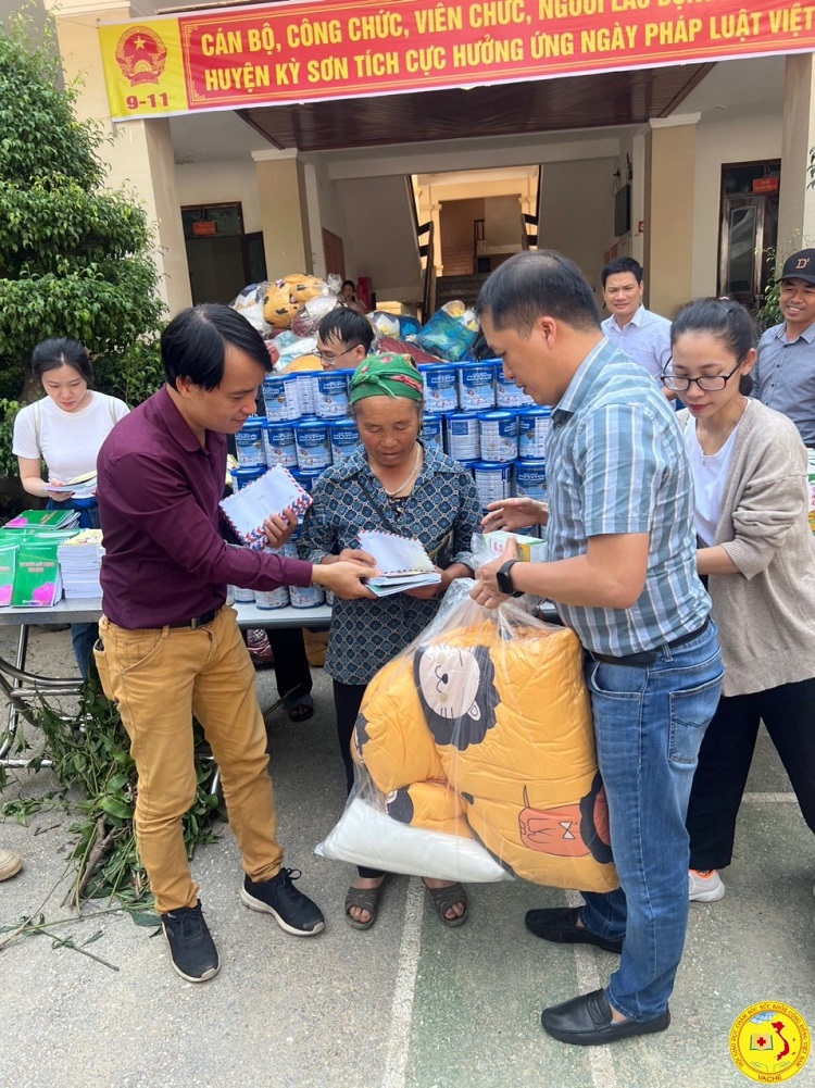 remise des cadeaux aux personnes touchees par les inondations dans le district de ky son7 Participar no apoio às pessoas afetadas pelas inundações em Nghe An