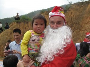 visita de papa noel al pueblo de laos 1