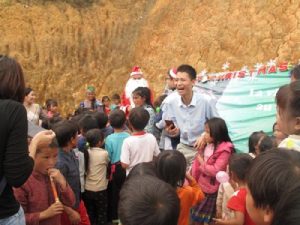 visita de papa noel al pueblo de laos3 1