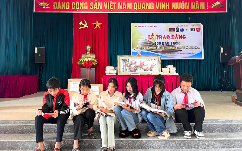 Estudantes da comuna de Luong Ngoai distrito de Ba Thuoc provincia de Thanh Hoa