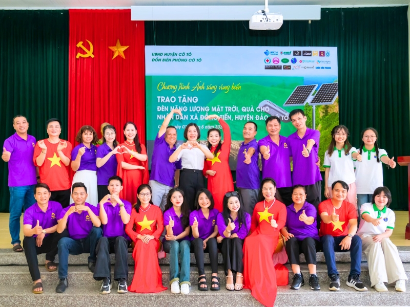 A Horizon Vietnam Travel e outros co-patrocinadores doaram 100 candeeiros de rua solares a Đồng Tiến, Cô Tô