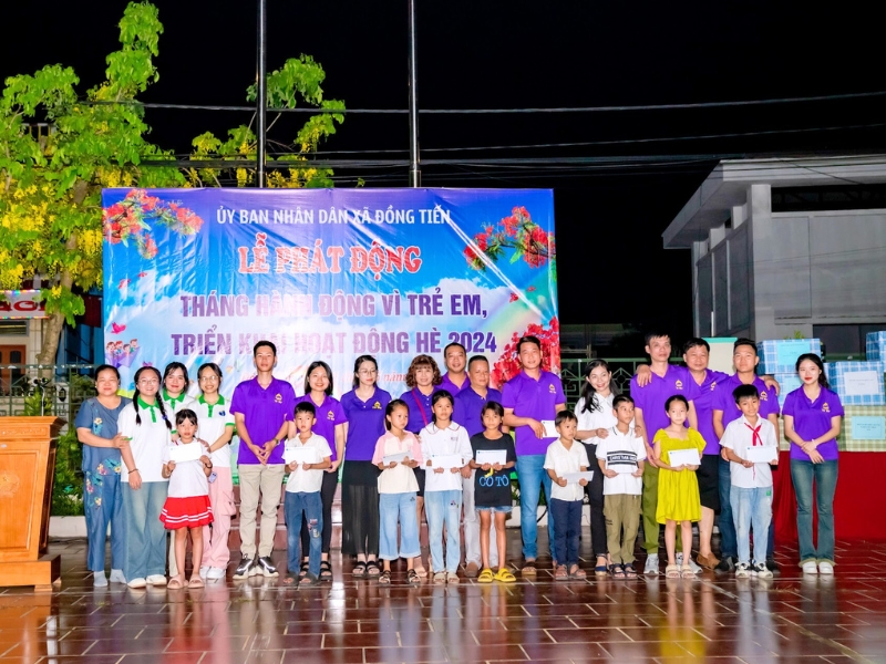 Distribuímos presentes a estudantes brilhantes com circunstâncias difíceis em Đồng Tiến.