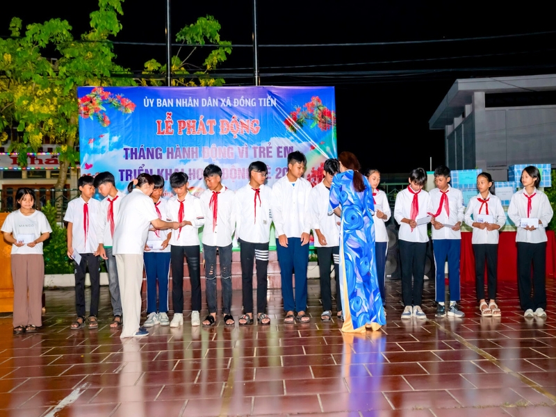 distribuimos presentes a estudantes brilhantes com circunstancias dificeis em dong tien