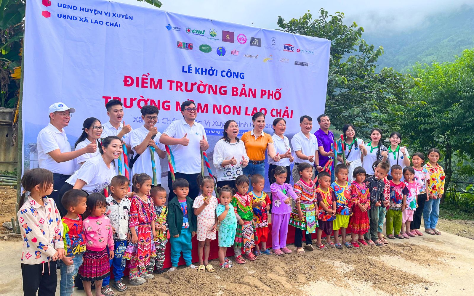 Cerimónia de lançamento da construção do infantário de Ban Pho, Lao Chai Cerimónia de lançamento da construção do infantário de Ban Pho, Lao Chai