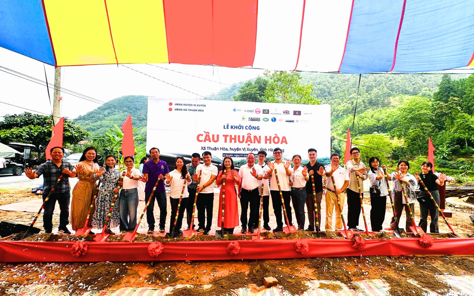 Cerimónia de lançamento das obras da ponte Thuân Hoa, comuna de Lung Cang Cerimonia de lancamento das obras da ponte Thuan Hoa, comuna de Lung Cang