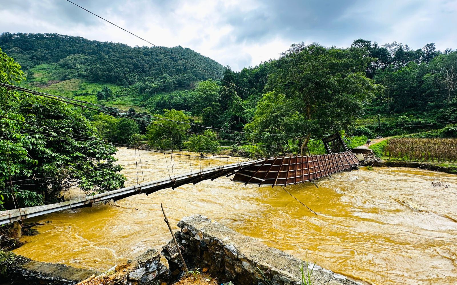 en-juin-2024-une-inondation-sans-precedent-a-entierement-detruit-le-pont-de-lung-cang Em junho de 2024, uma inundação sem precedentes destruiu completamente a ponte Lung Cang.