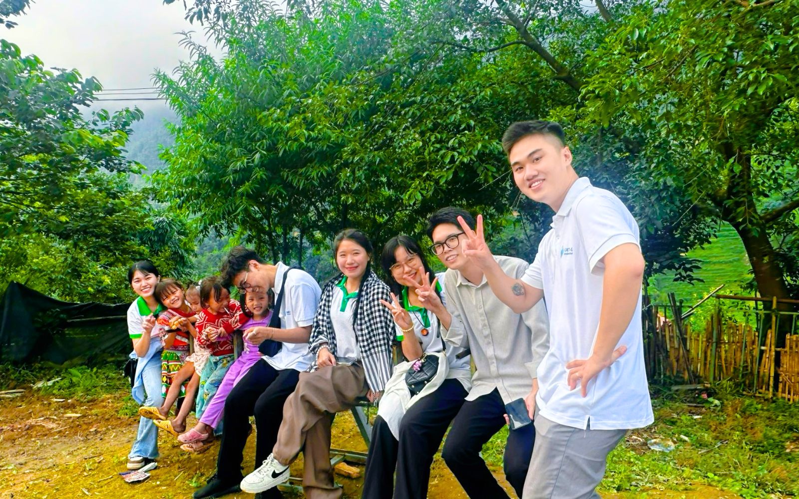 Les employes d'Horizon Vietnam jouent avec les enfants Os funcionários da Horizon Vietnam brincam com as crianças