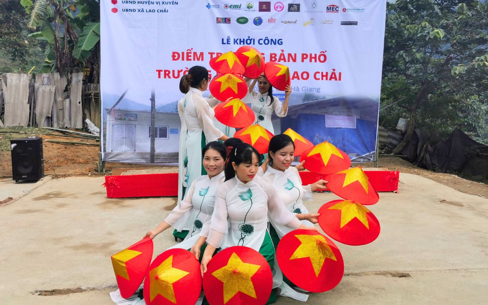 Les habitants dansent pour former le symbole en forme de S sur la carte du Vietnam A população local dança para formar o símbolo em forma de S no mapa do Vietname