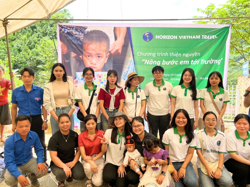 A Horizon Vietnam Travel lança o programa Acompanhe as crianças a caminho da escola com presentes de regresso às aulas