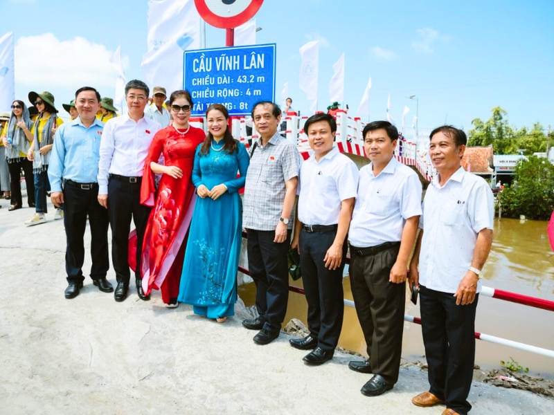 A ponte de Vinh Lân melhorará a mobilidade, o comércio e o transporte de mercadorias para a população local.