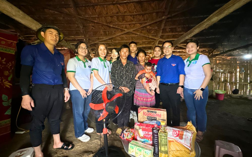 Distribuímos artigos de primeira necessidade a famílias em situação difícil Distribuimos artigos de primeira necessidade a familias em situacao dificil