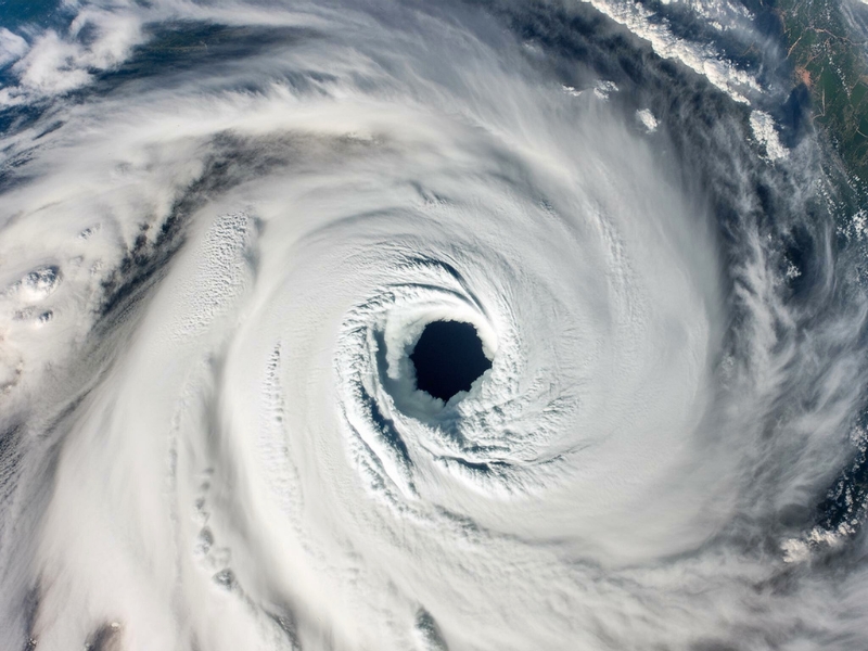 imagem do tufao yagi com um olho de tempestade claramente visivel e densas nuvens em espiral