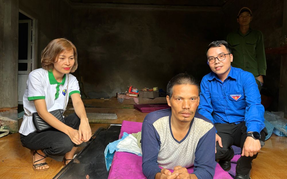 O Sr. Trieu Ton Ton está paralisado, por isso demos-lhe uma maca para o ajudar a deslocar-se. o sr trieu ton ton esta paralisado por isso demos lhe uma maca para o ajudar a deslocar se