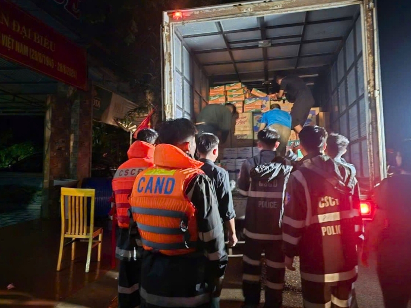 obrigado aos agentes da policia pela sua ajuda incansavel dia e noite na entrega de bens essenciais aos residentes locais