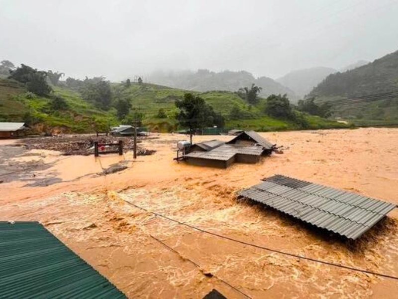 tufao provoca inundacoes em muitas estradas