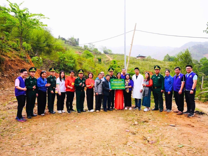 Entrega de lâmpadas solares aos agentes da defesa local de Chiêng Son