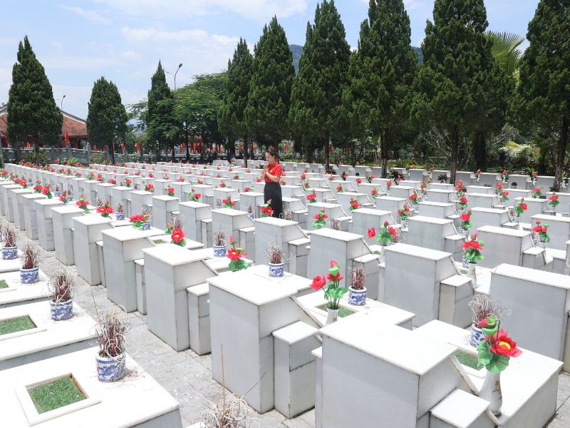 Prestámos homenagem aos soldados caídos pela Pátria no Cemitério Nacional de Vị Xuyên