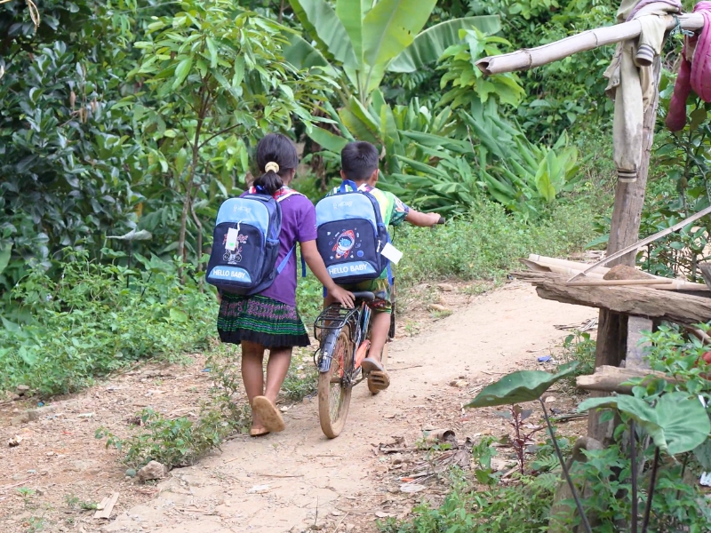 Mochilas novas, sorrisos felizes, no coração da aldeia de Ca onde a vida continua difícil.