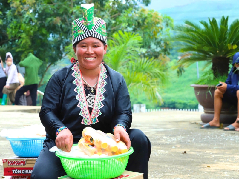 O sorriso radiante dos habitantes após receberem as doações aquece os corações