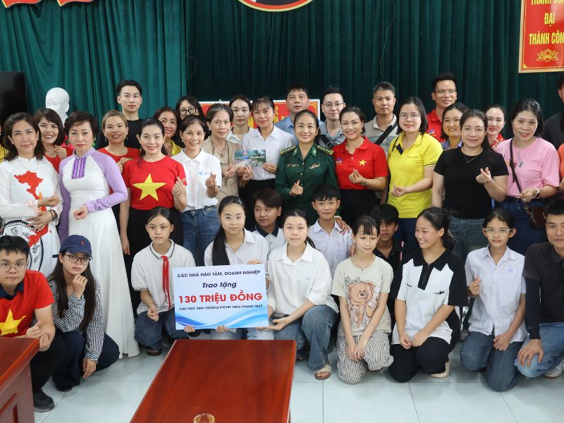 Os voluntários entregam 130 milhões de VND de ajuda aos alunos da escola Thanh Thuy