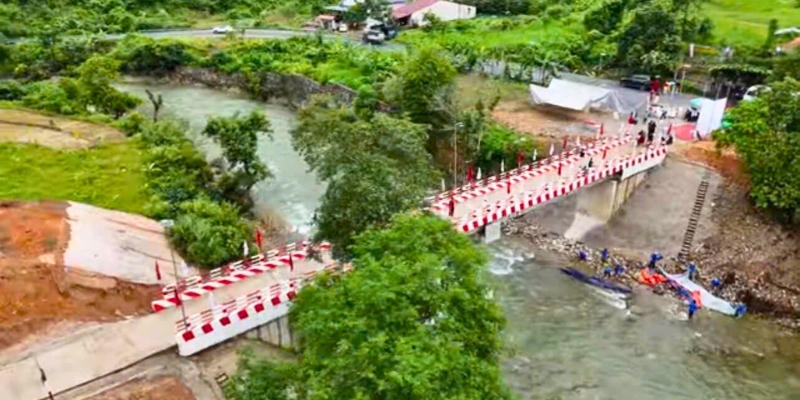 Vista aérea da ponte Thuân Hoa