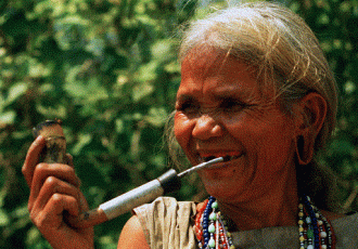 Mujer etnica fumando tabaco 3