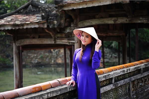 nina vietnamita con vestido tradicional