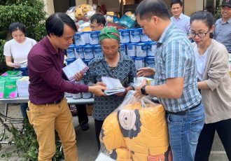 remise des cadeaux aux personnes touchees par les inondations dans le district de ky son7