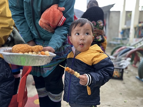 ajuda humanitaria em lao cai 16