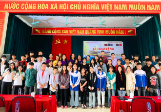 a horizon vietnam em colaboracao com outros parceiros doou 800 livros as escolas da comuna de luong ngoai