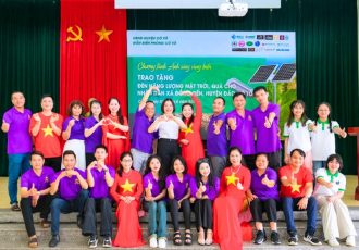 A Horizon Vietnam Travel e outros co-patrocinadores doaram 100 candeeiros de rua solares a Đồng Tiến, Cô Tô